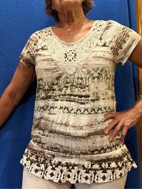 Crochet-Yoke Short Sleeve Top in Beige and Olive